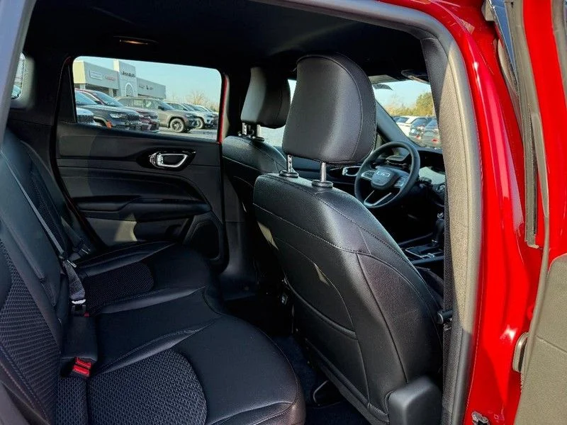 New 2026 Red Hot Pearl-Coat Exterior Paint Jeep Latitude image 6
