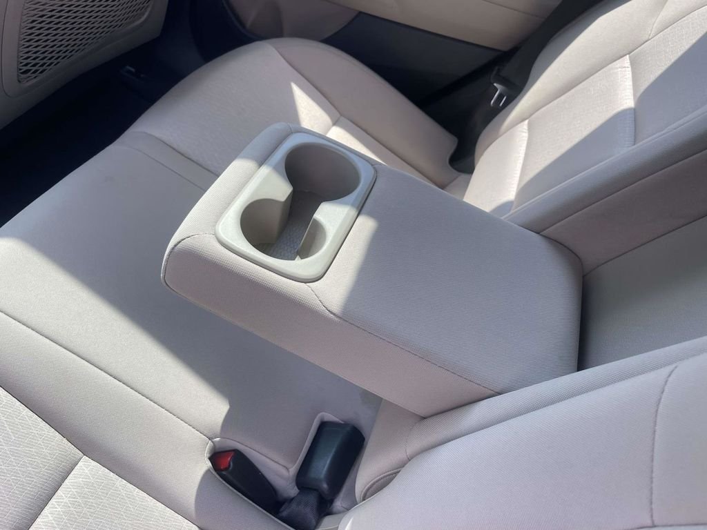 Used 2018 White Hyundai Value image 12
