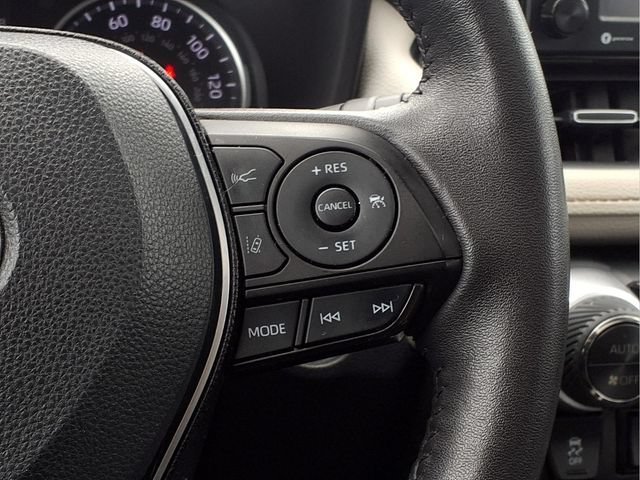 Used 2021  Toyota XLE Premium image 16