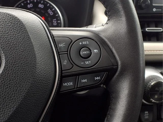 Used 2021  Toyota XLE Premium image 16