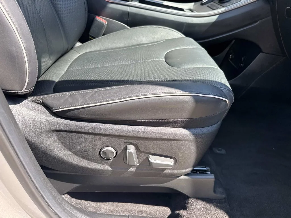 Used 2025 Silver Hyundai SEL image 24