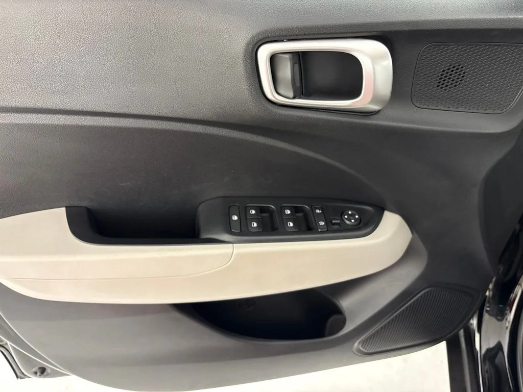 Used 2025 Black Hyundai SEL image 24