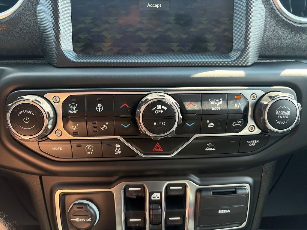 Used 2020 Crystal Metallic Jeep Overland image 18