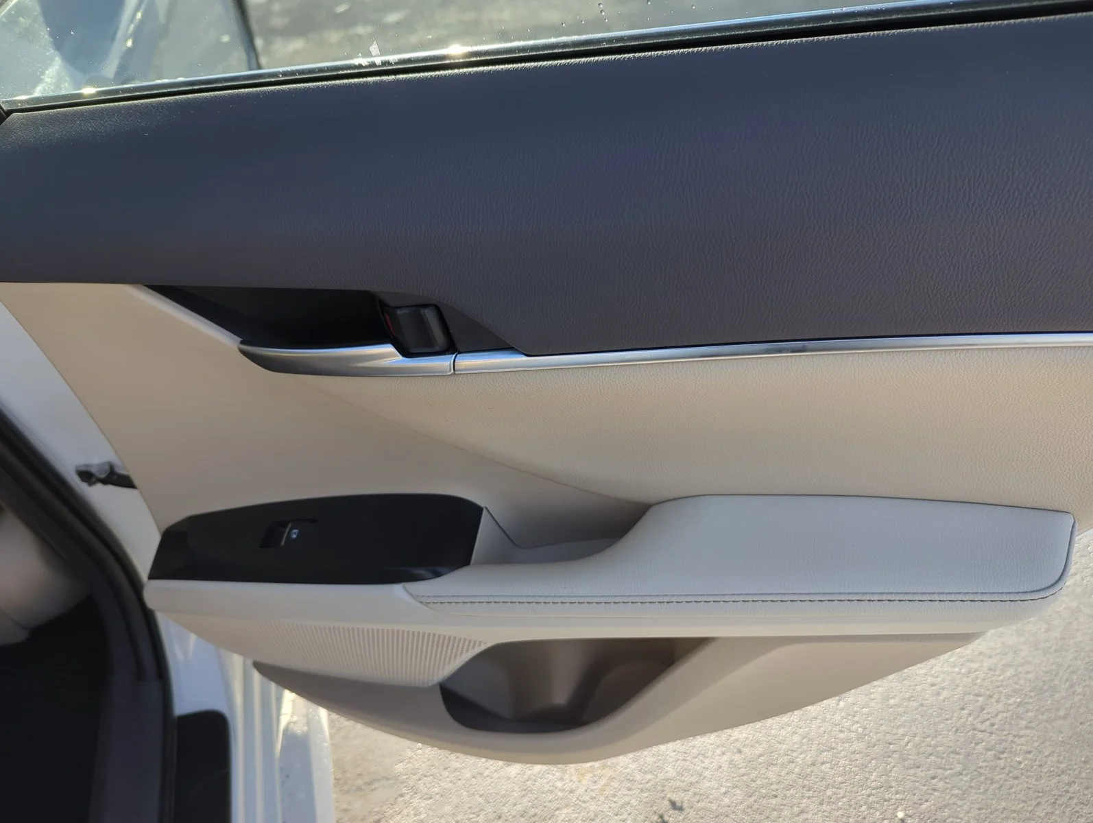 Used 2019 Super White Toyota XLE image 27