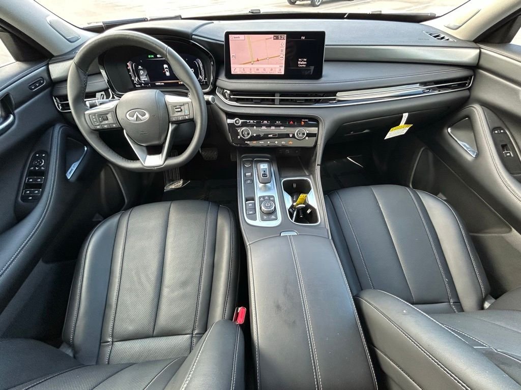 Used 2025 White INFINITI LUXE image 11