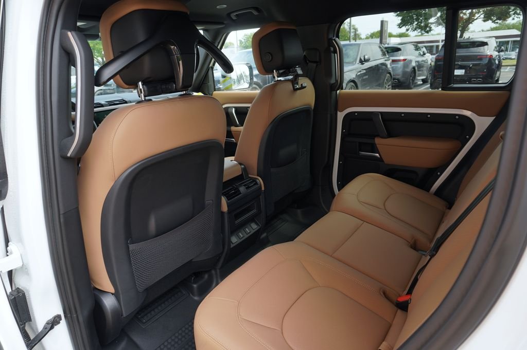 New 2026 Fuji White Land Rover X-Dynamic SE image 26