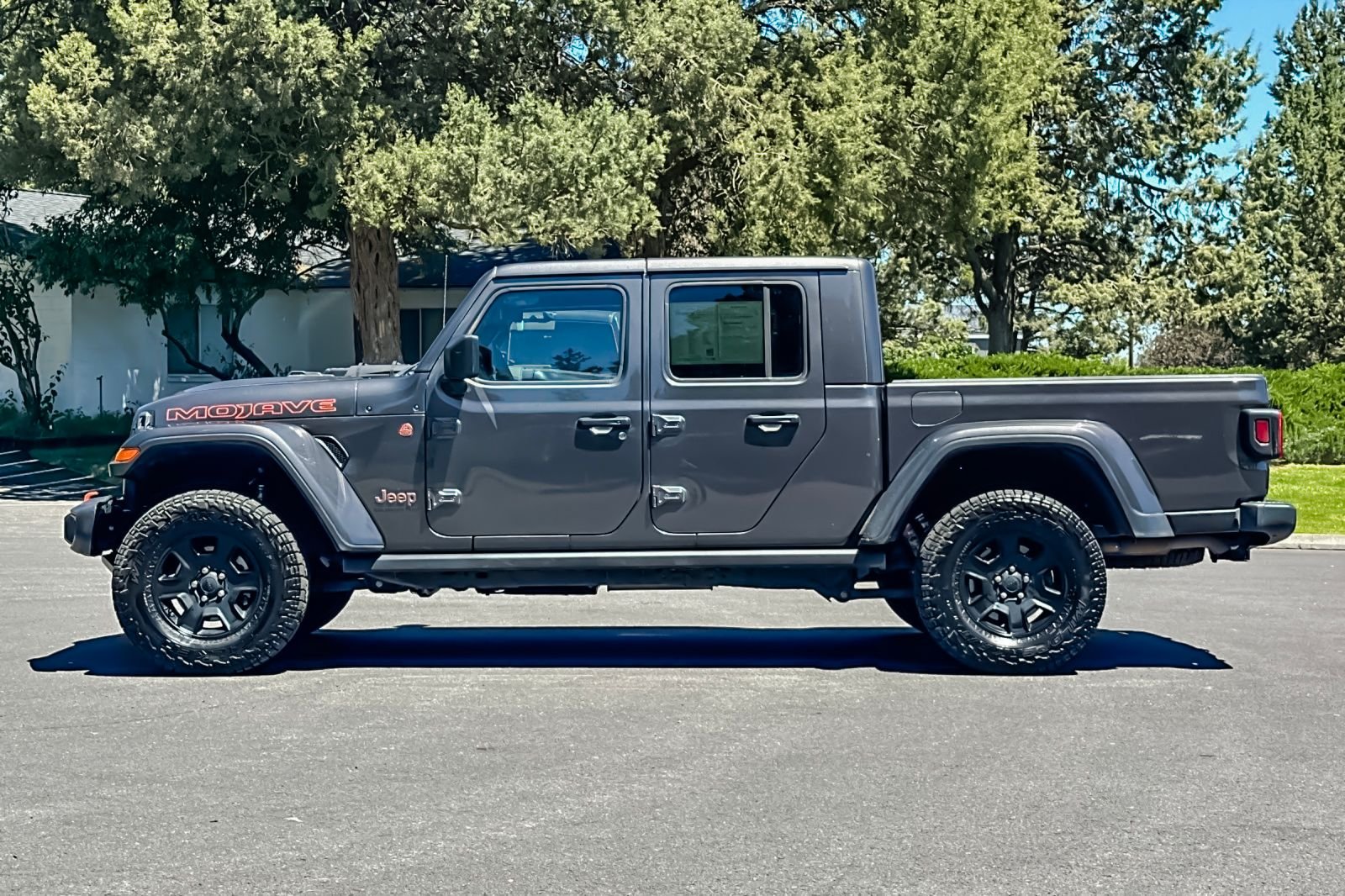Used 2022 Gray Jeep Mojave image 8