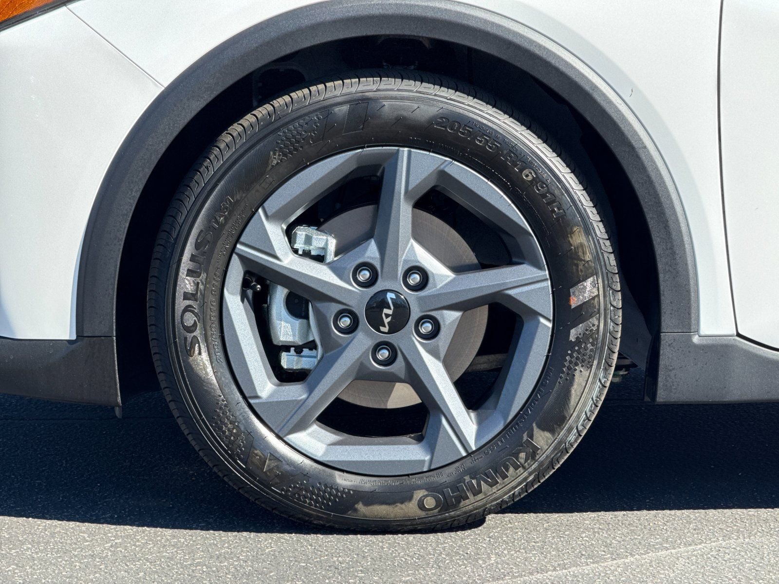 New 2026 Snow White Pearl Kia LXS image 28