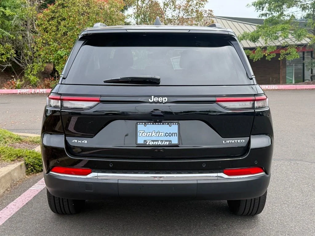 Used 2022 Diamond Black Crystal Pearlcoat Jeep Limited image 7
