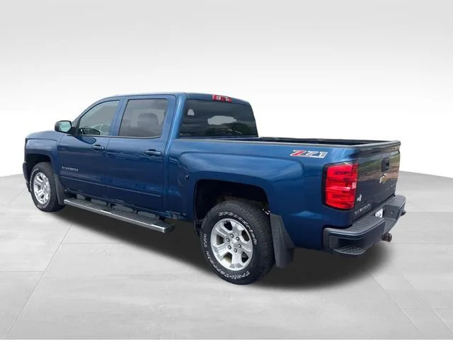 Used 2017 DEEP OCEAN BLUE METALLIC Chevrolet LT image 3