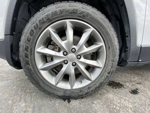 Used 2018 Bright White Clearcoat Jeep Limited image 10