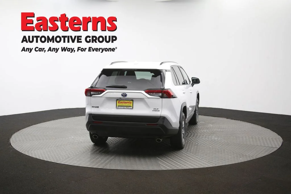 Used 2022 White Toyota XLE image 38
