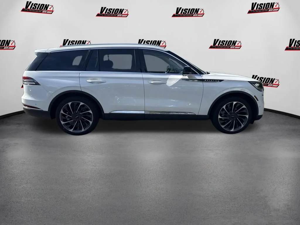 Used 2022 White Lincoln Reserve image 4