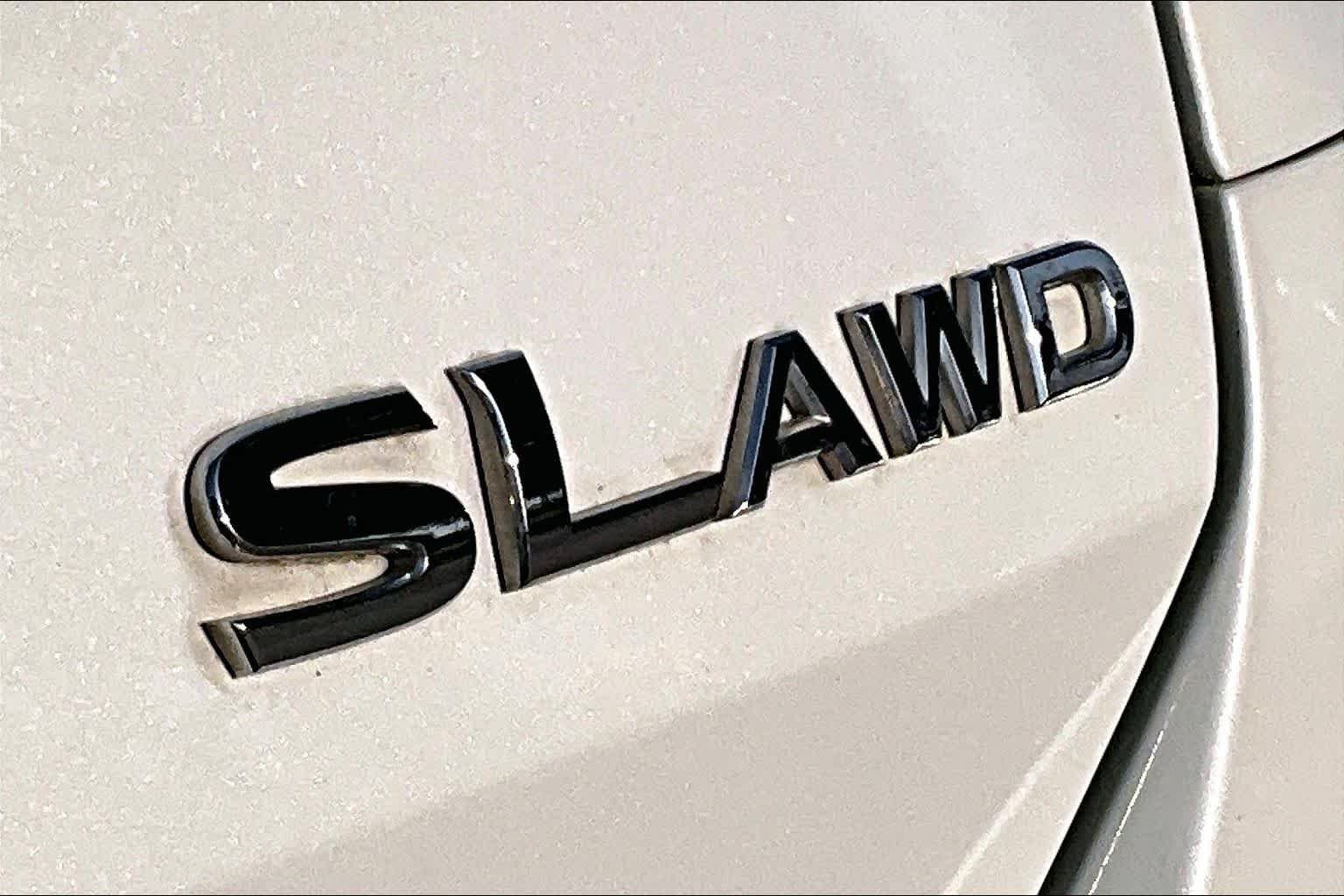 Used 2016 Pearl White Nissan SL image 10