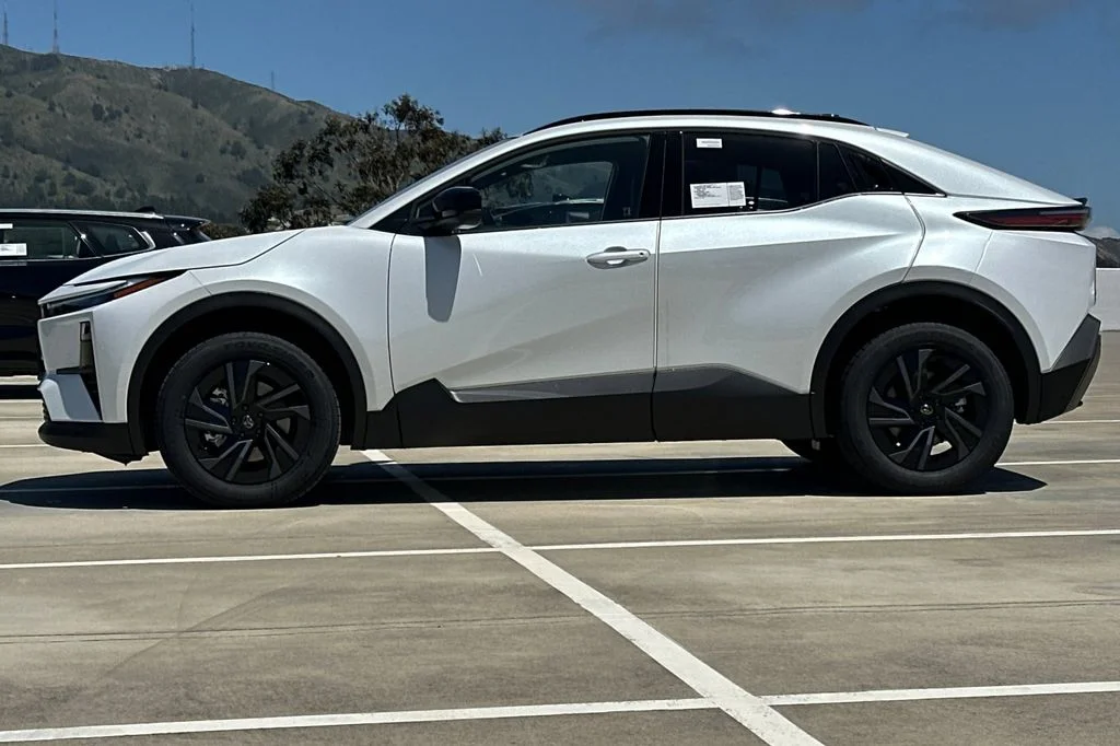 New 2026 Wind Chill Pearl <sup>1</sup> Toyota  SE image 7