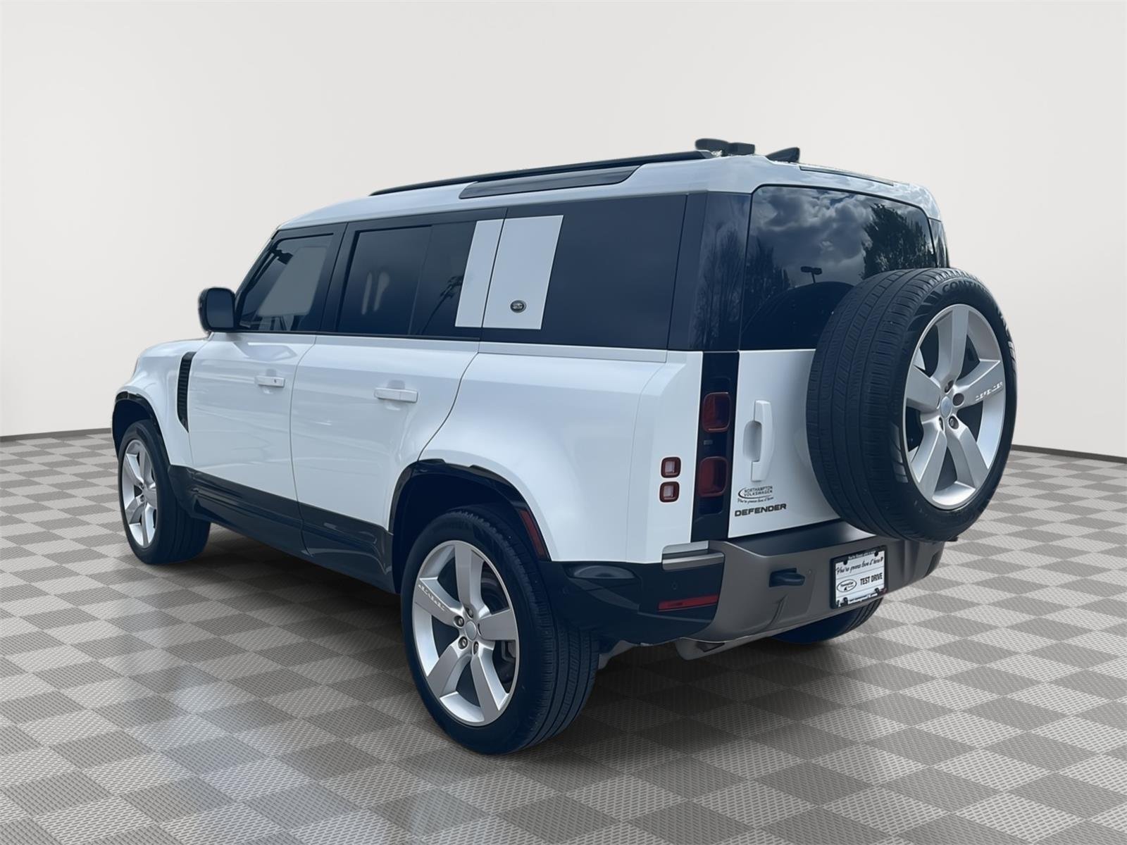Used 2024 Fuji White Land Rover X-Dynamic SE image 7