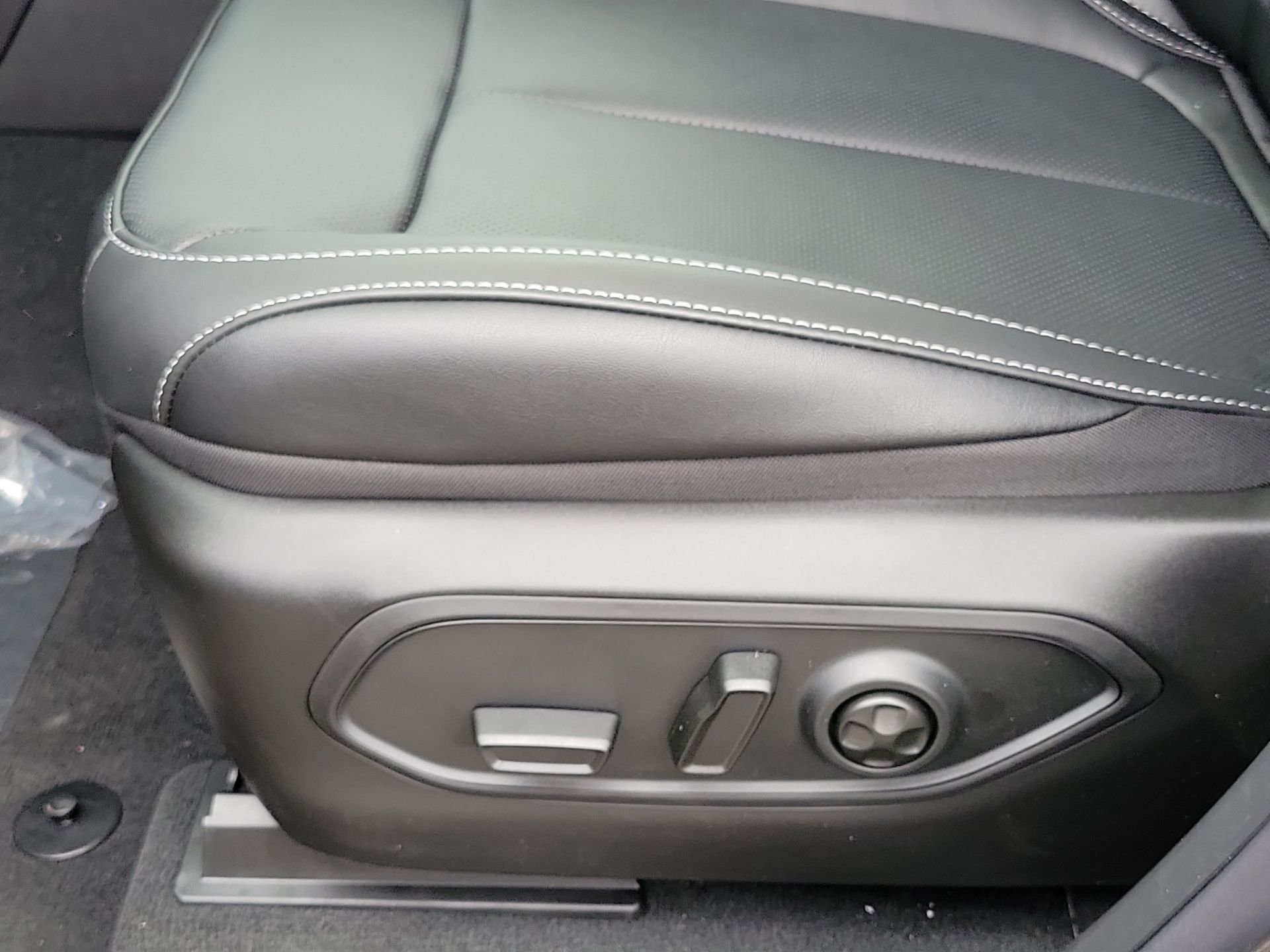 New 2026 Baltic Gray Metallic Clear-Coat Exterior Paint Jeep Limited image 14