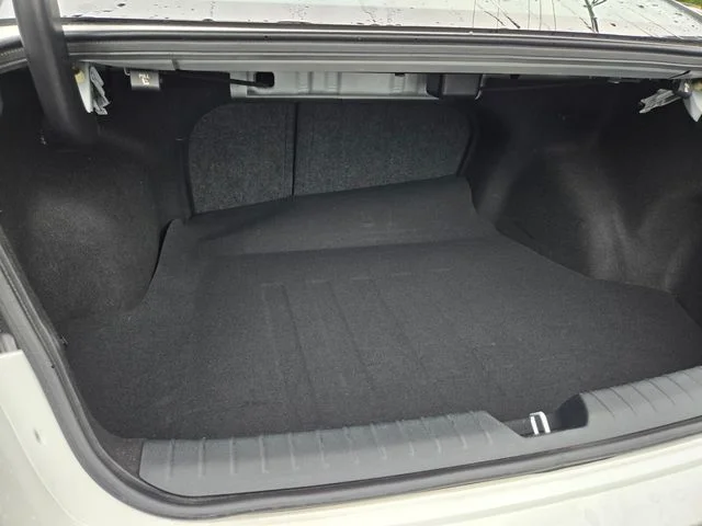 Used 2018 White Kia EX image 17