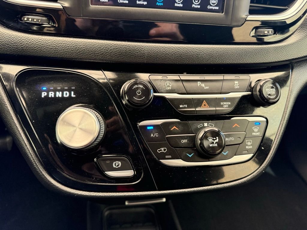 Used 2020 Brilliant Black Crystal Pearlcoat Chrysler Touring image 30