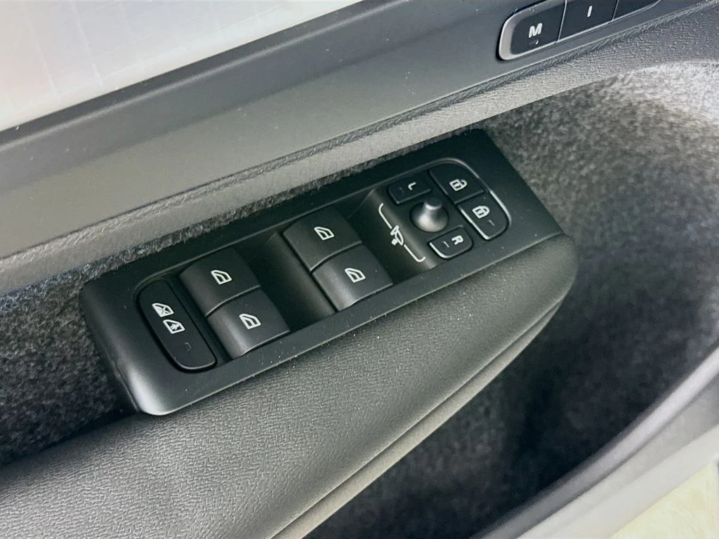New 2026 White Volvo B5 Ultra Black Edition image 18