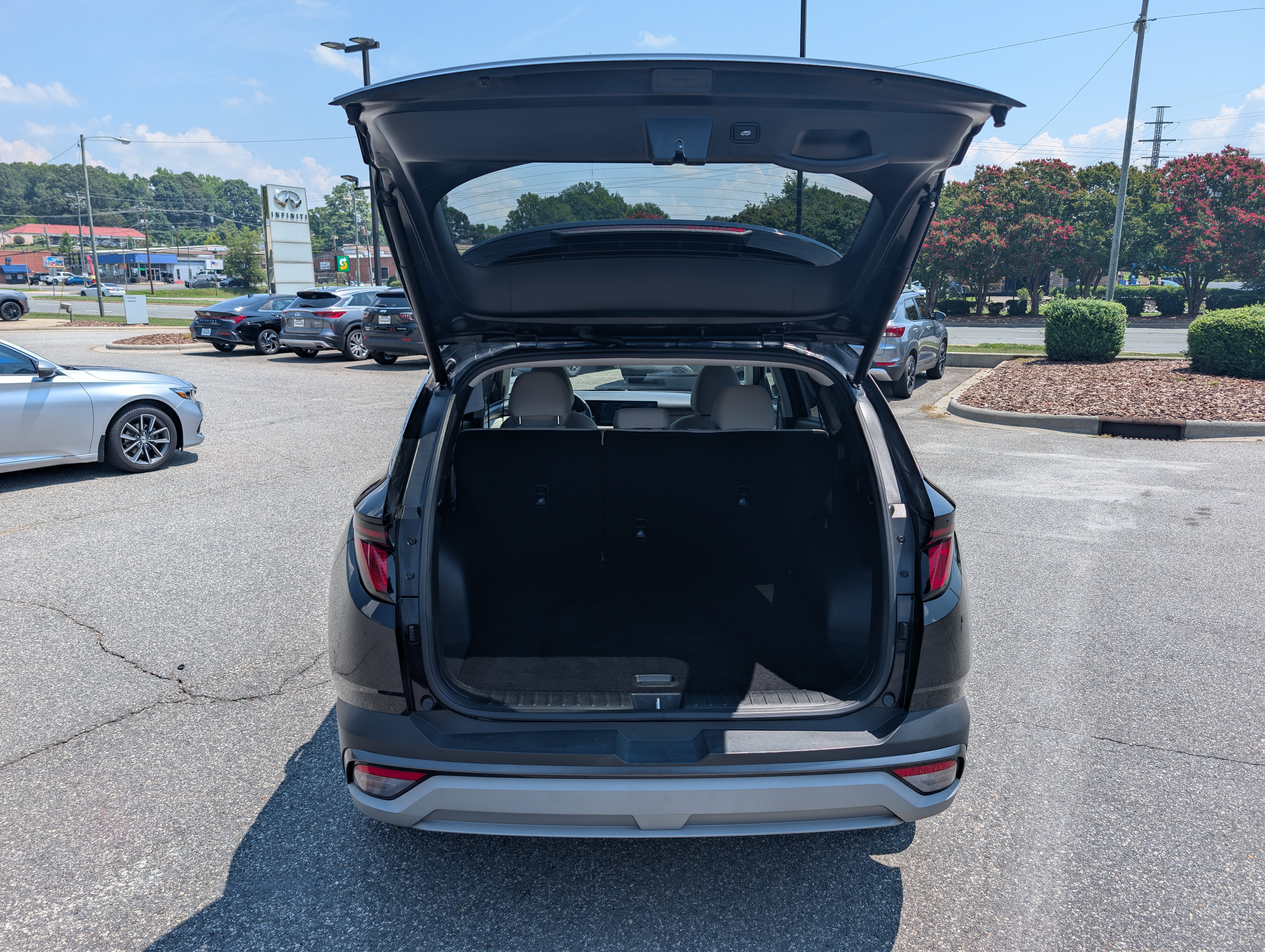 Used 2025 Phantom Black Hyundai SEL image 27