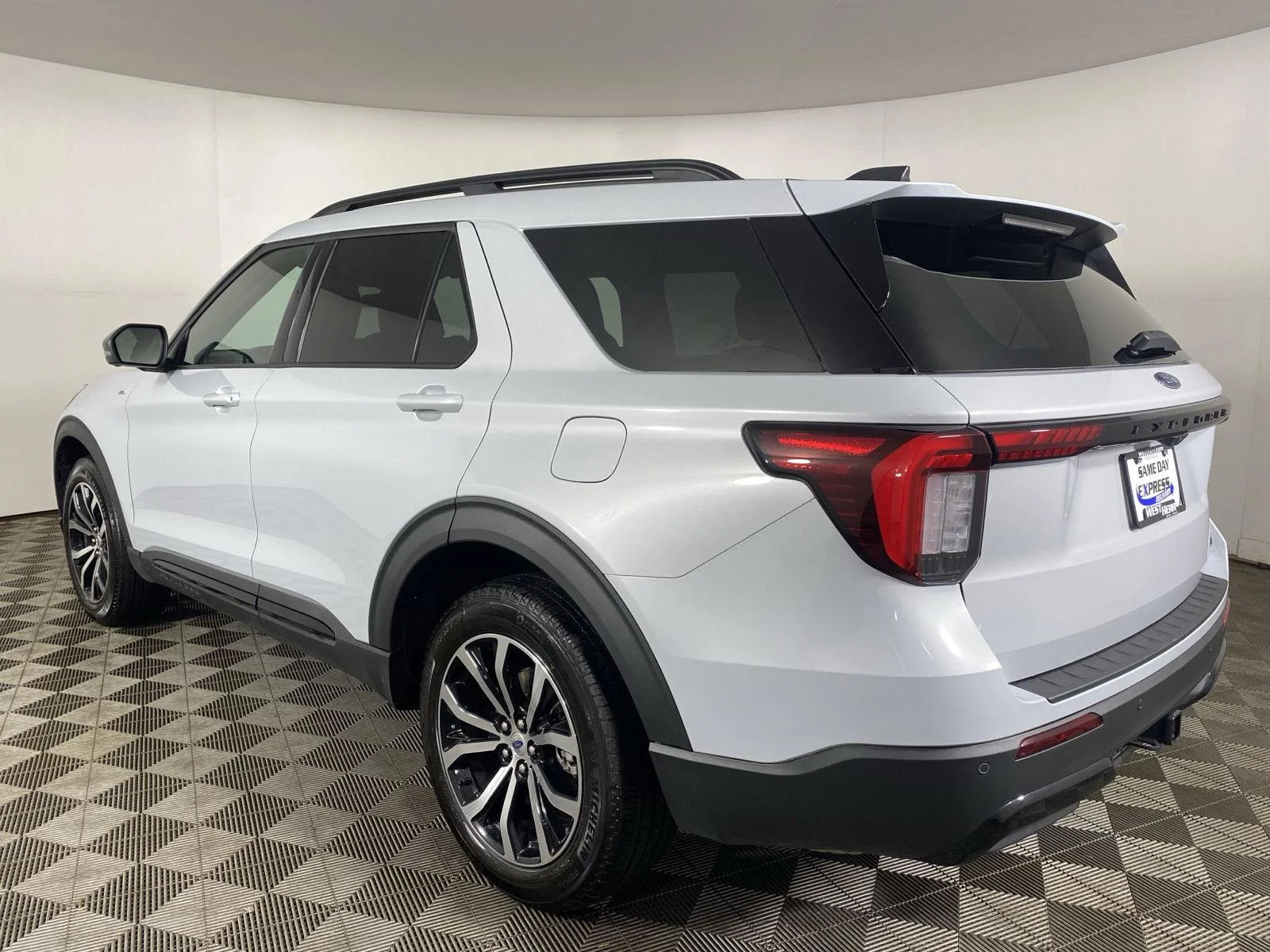 New 2026 Space White Metallic Ford ST-Line image 5