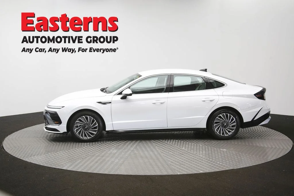 Used 2025 White Hyundai SEL image 59