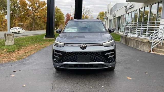 2026 Volkswagen Tiguan SE R-LINE BLACK - Photo 2