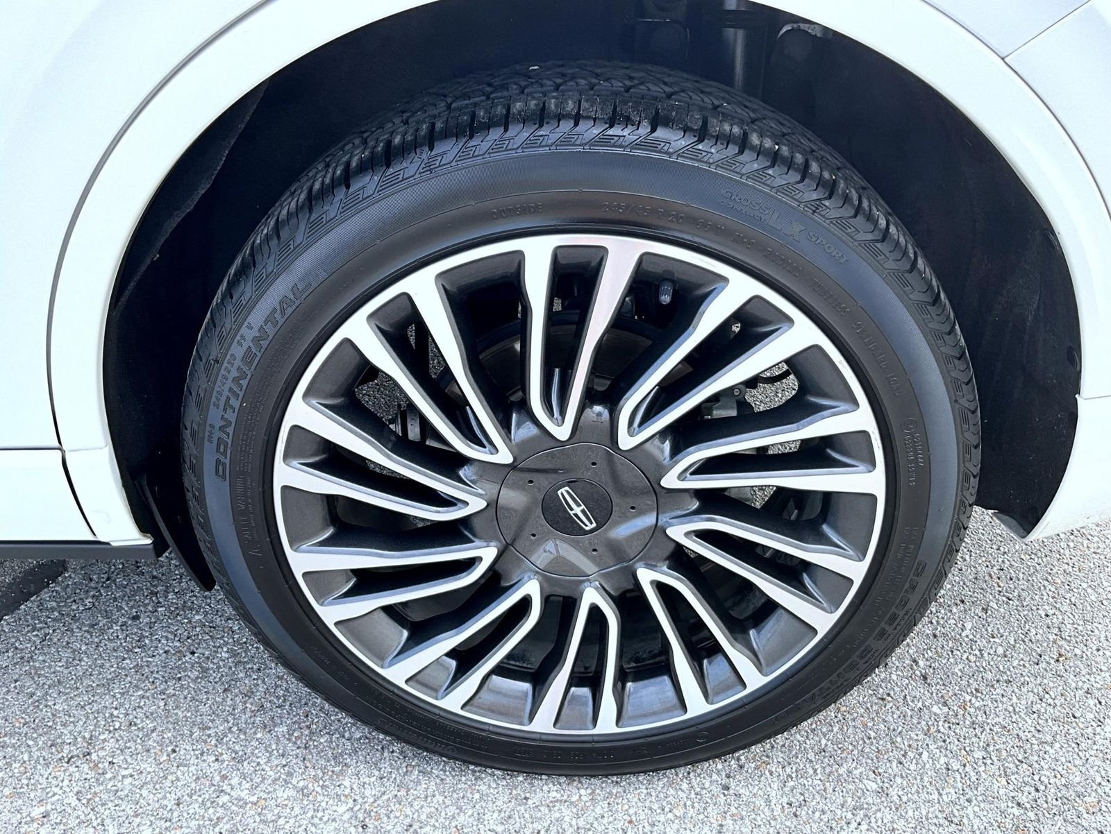 Used 2022 White Lincoln Reserve image 24