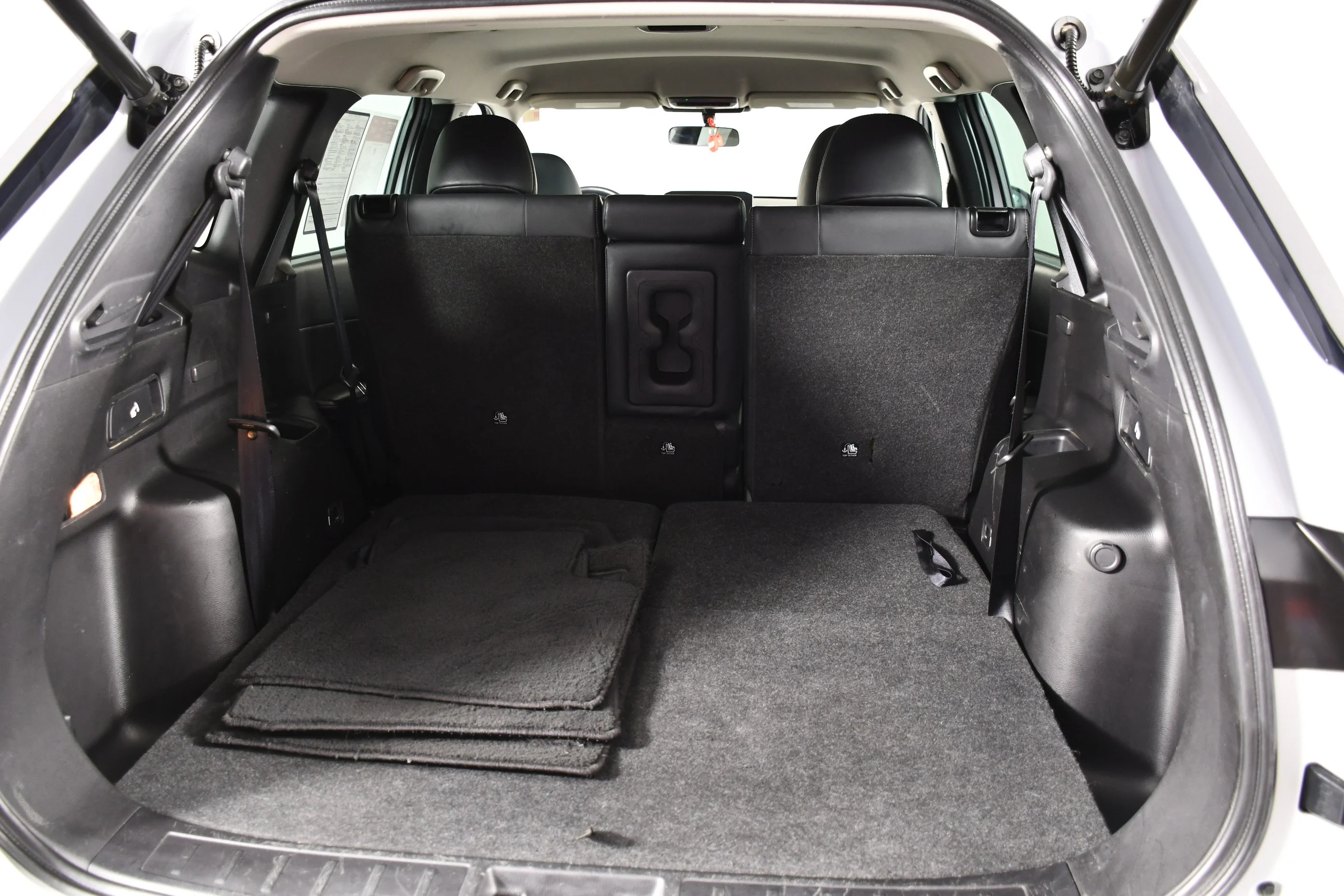 Certified Used 2023 White Diamond Mitsubishi SE image 49