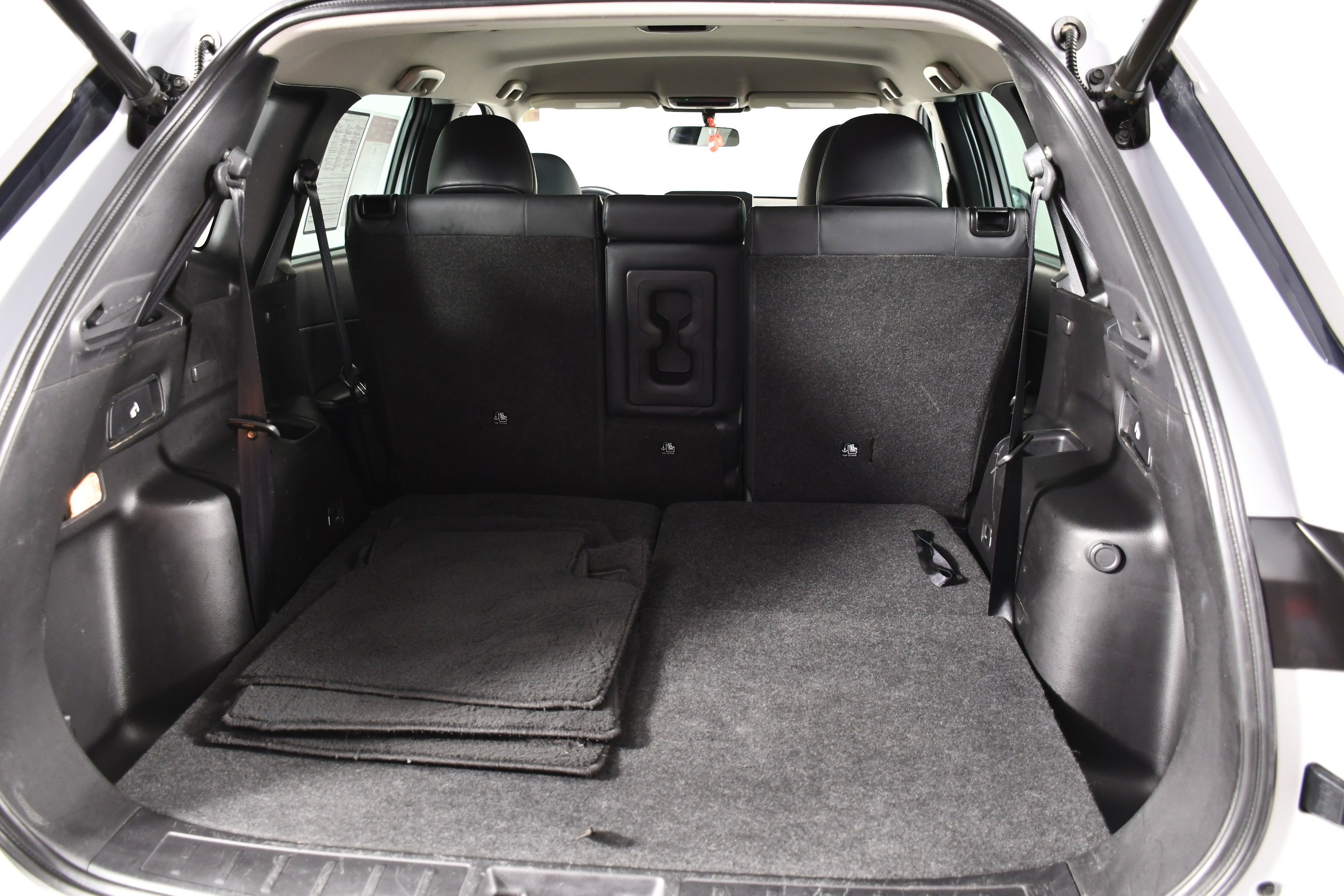 Certified Used 2023 White Diamond Mitsubishi SE image 49
