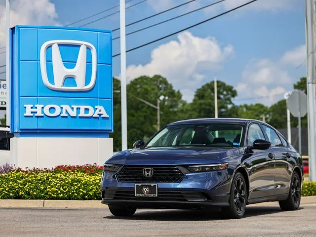 Used 2025 Canyon River Blue Metallic Honda SE image 1