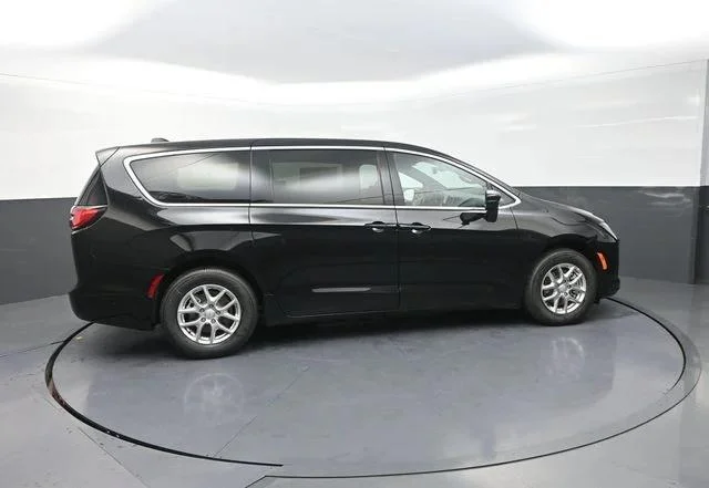 New 2027 Diamond Black Crystal Pearl-Coat Exterior Paint Chrysler Select image 10