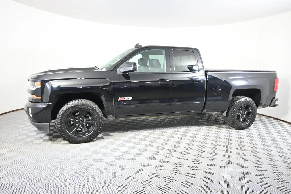 Used 2018 Chevrolet Silverado 1500 LT with VIN 1GCVKREC8JZ366633 for sale in Forest Lake, Minnesota