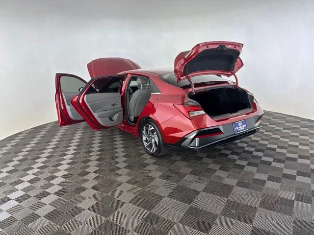Used 2025 Red Hyundai SEL Convenience image 21