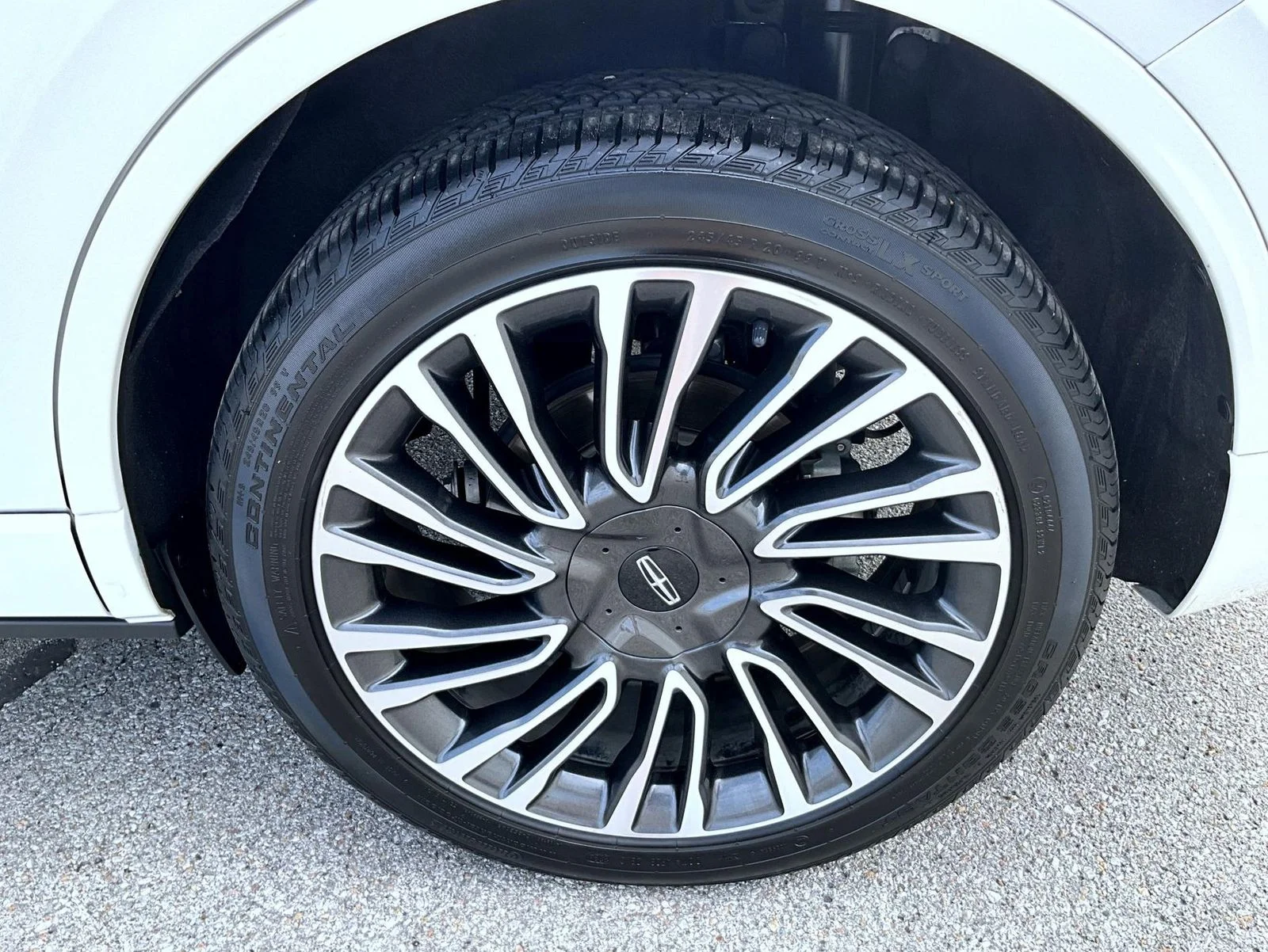 Used 2022 White Lincoln Reserve image 24