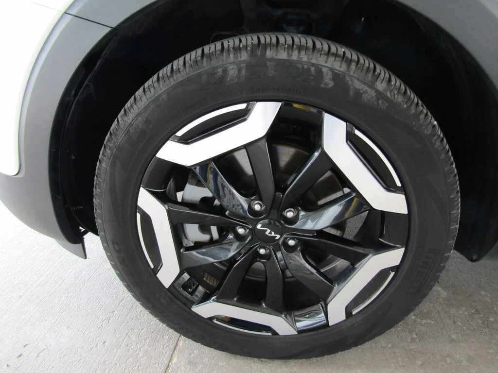 Used 2025 White Kia S image 29