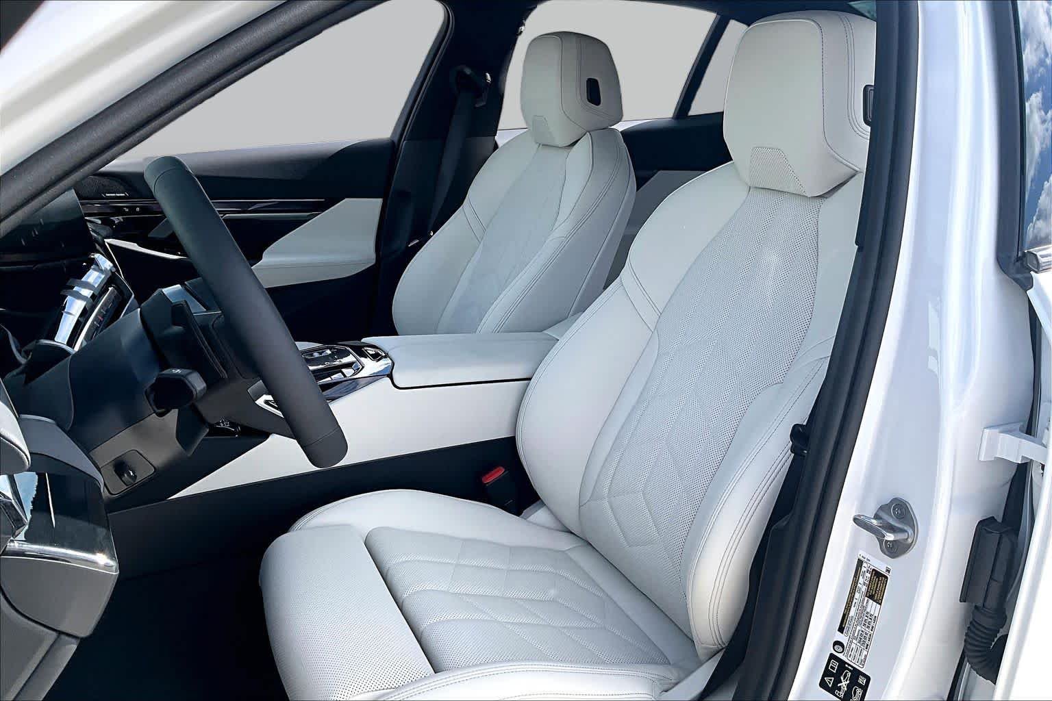 Used 2027 Mineral White Metallic BMW 540i xDrive image 7