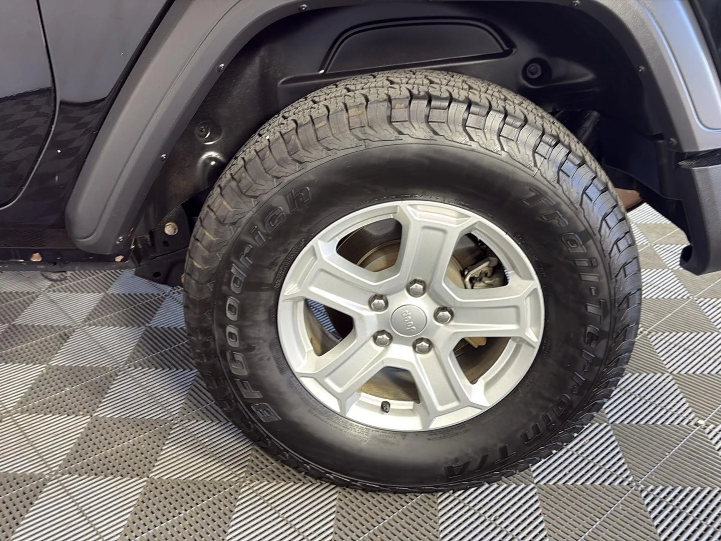 Used 2020 Black Clearcoat Jeep Sport S image 14