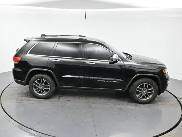Used 2017 Diamond Black Crystal Pearlcoat Jeep Limited image 24
