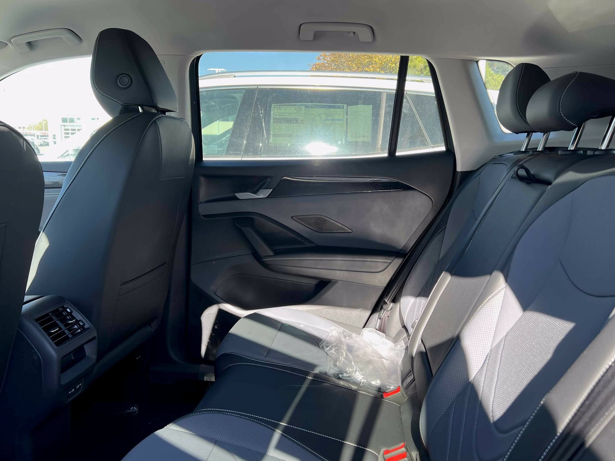 2025 Volkswagen Tiguan SE - Photo 18
