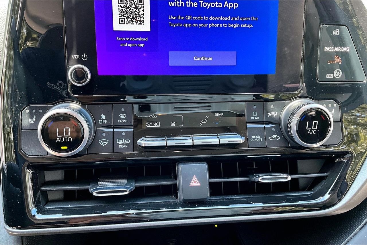 Used 2023  Toyota XLE image 25