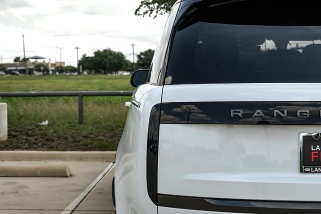 Used 2025 White Land Rover SE image 56