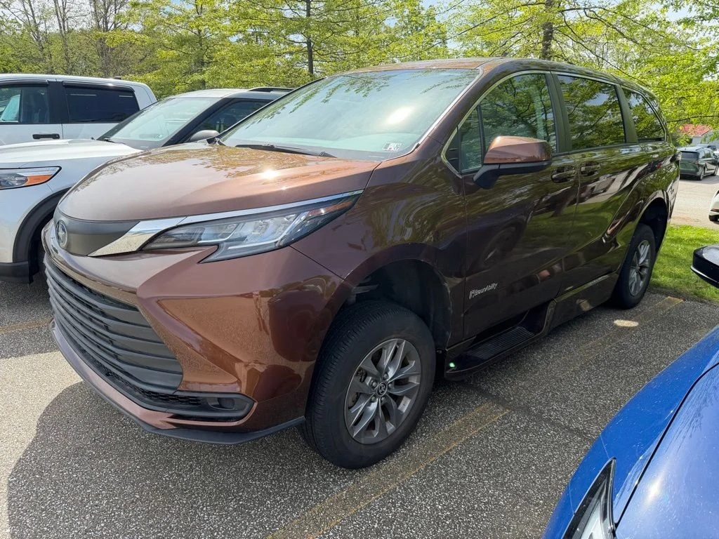 2022 Toyota Sienna LE 8-Passenger Hybrid FWD's photo