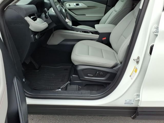 New 2026 Star White Metallic Tri-Coat Ford Active image 17