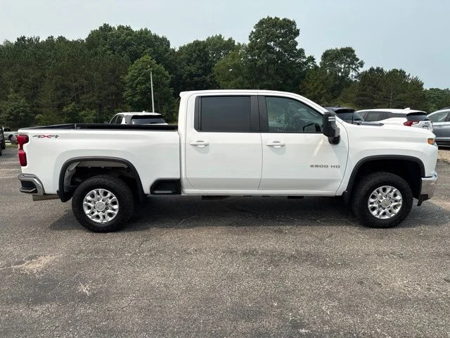 Used 2022 White Chevrolet LT image 4