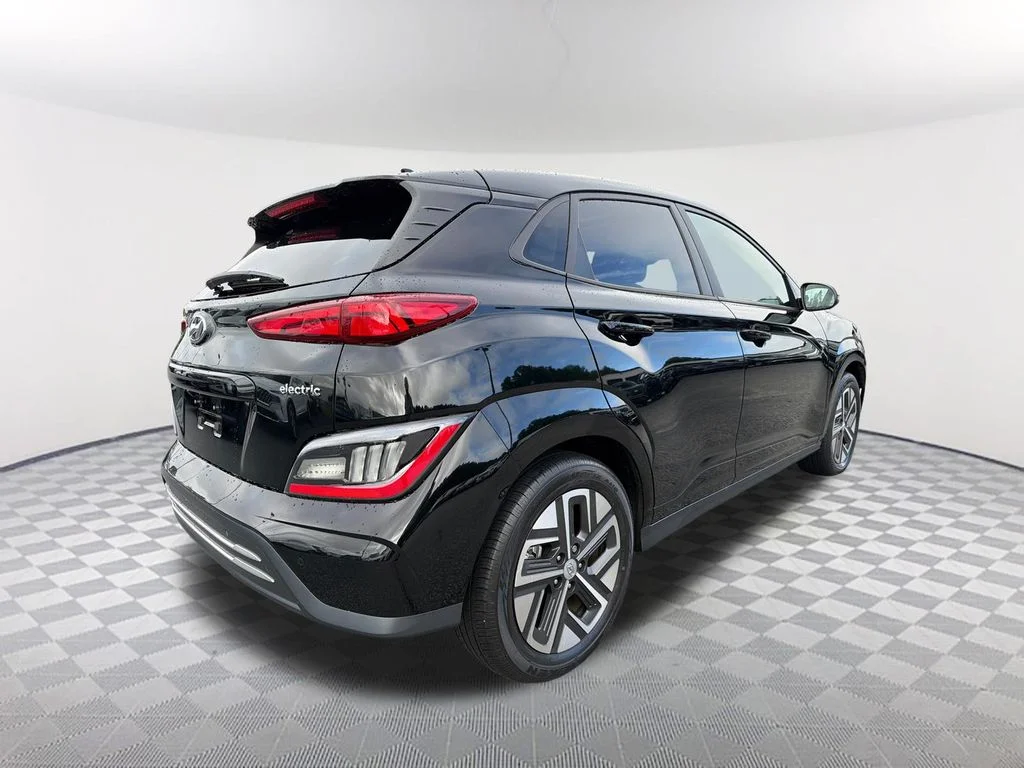 Used 2023 Black Hyundai Limited image 5