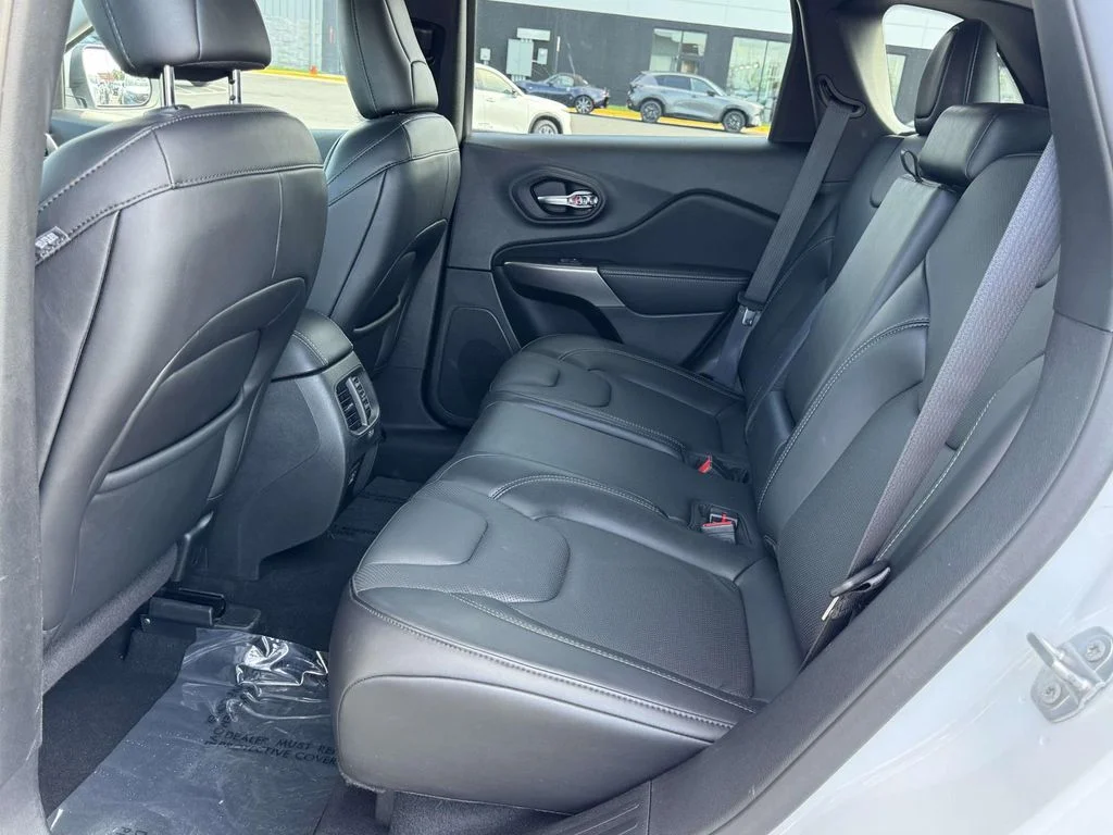 Used 2021 Bright White Clearcoat Jeep Latitude Lux image 15