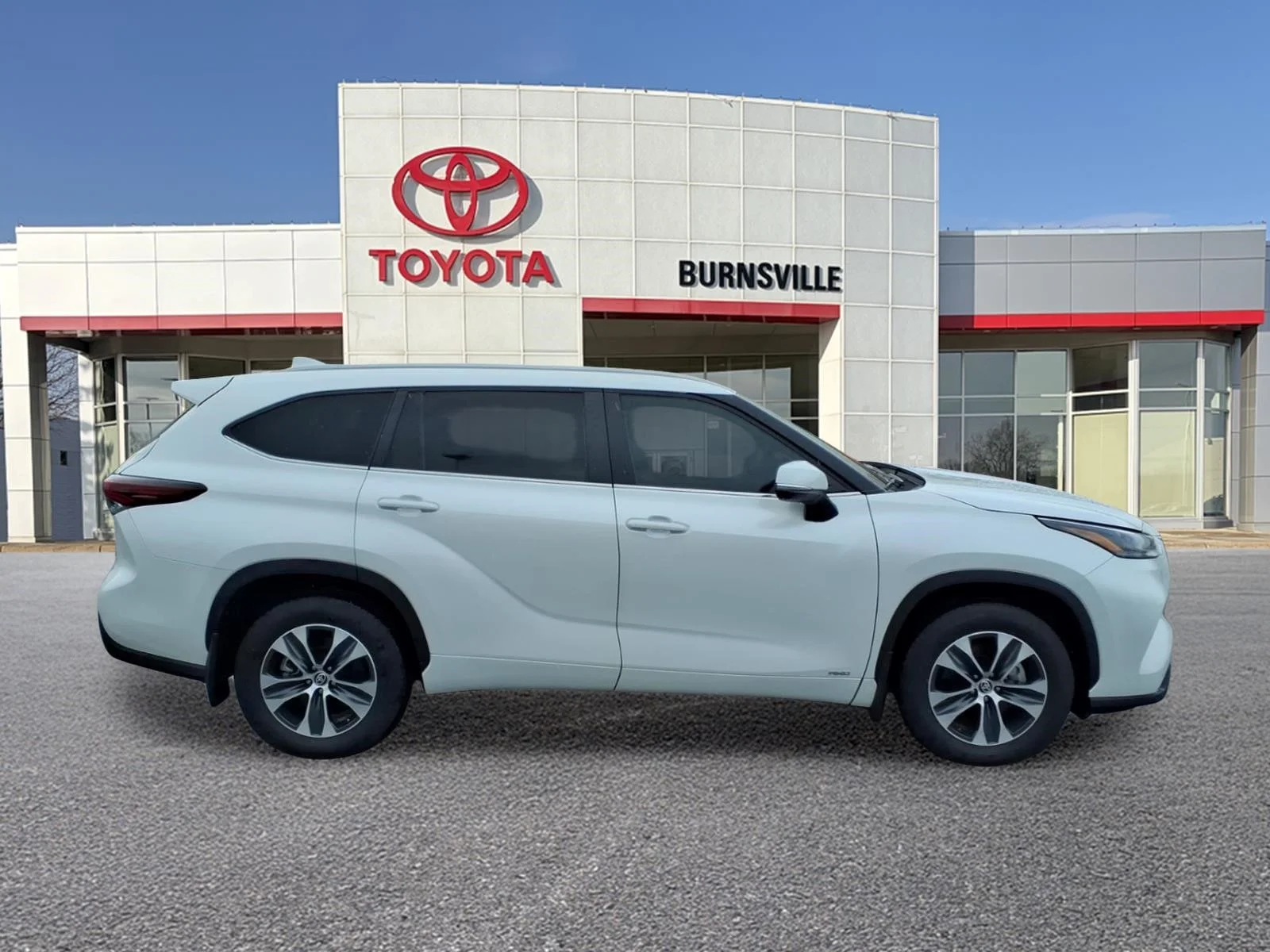 Certified 2025 Toyota Highlander XLE with VIN 5TDKBRCH9SS661261 for sale in Burnsville, Minnesota
