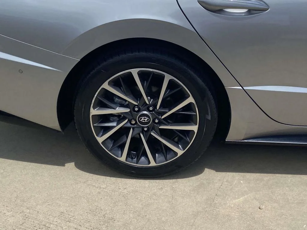 Used 2021 Silver Hyundai Limited image 11